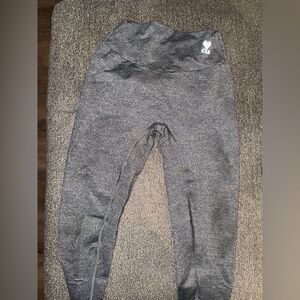 Gray Butt Lifting Scrunchy CLS Leggings they arrived with some stains. Watch vid